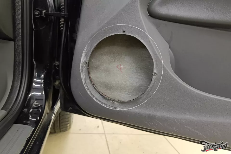 Изготовление подиумов дверей для Nissan Almera: заглянем за кулисы студии автозвука!